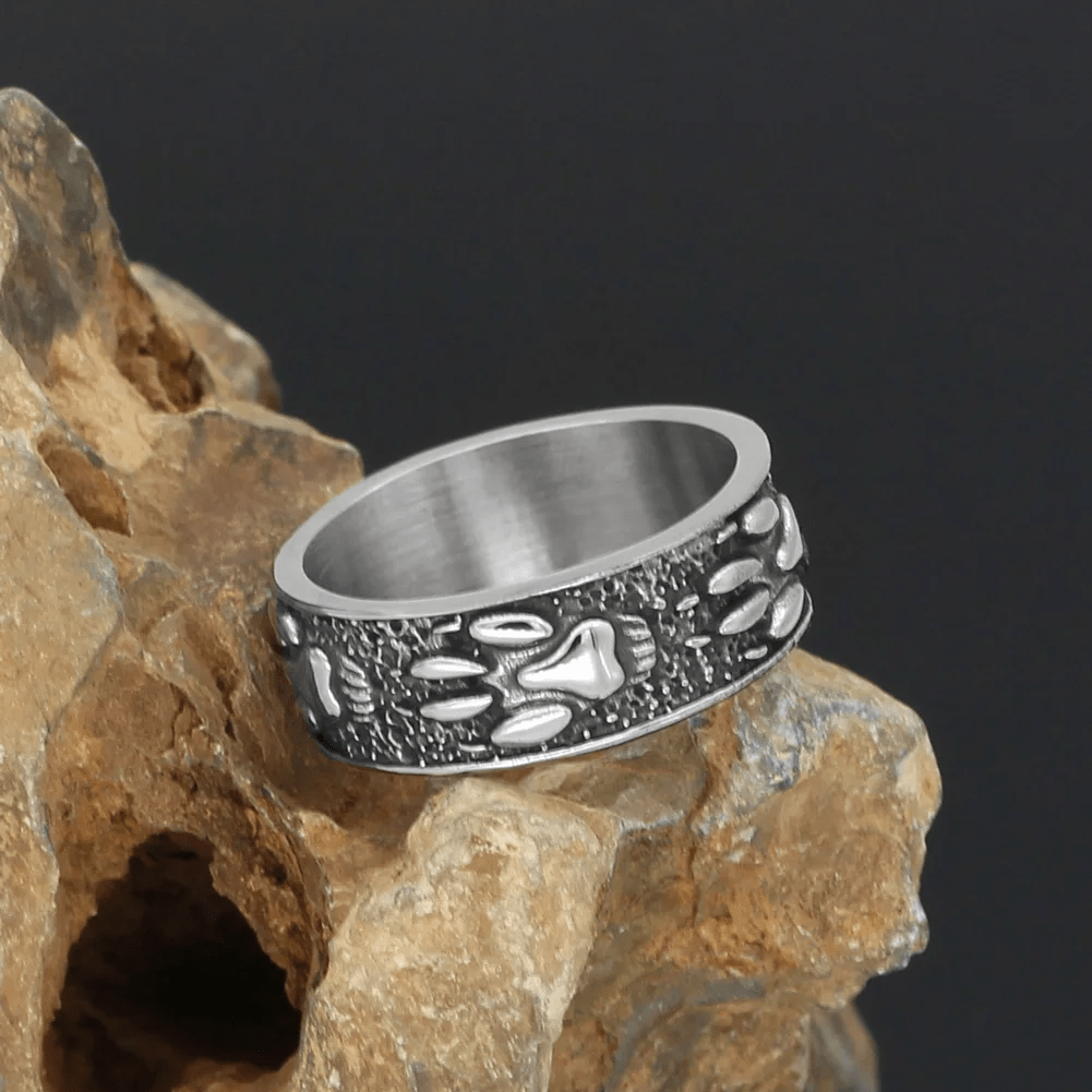 WorldNorse Retro Domineering Wolf Paw Ring